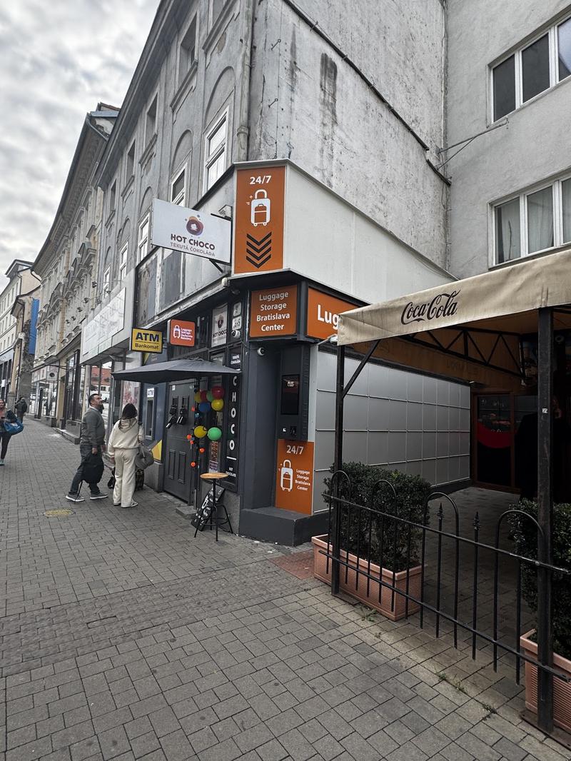Samoobslužné skrinky na kabínové kufre a ruksaky na Obchodnej ulici v Bratislave