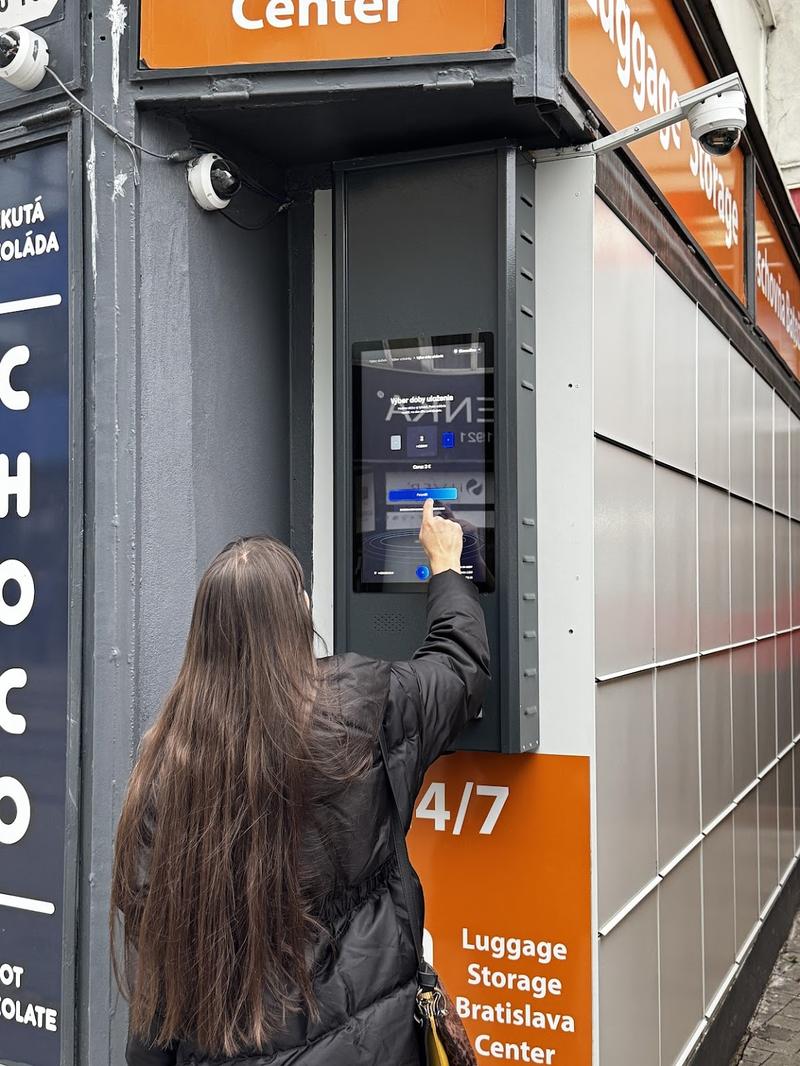Samoobslužné skrinky na kabínové kufre a ruksaky na Obchodnej ulici v Bratislave
