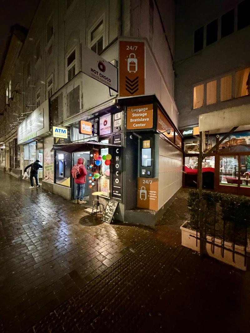 Samoobslužné skrinky na kabínové kufre a ruksaky na Obchodnej ulici v Bratislave